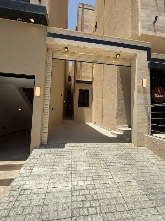 للبيع دور أرضي بحوش وشقق علويه بسطح مخطط الراجحي الضيافه 3