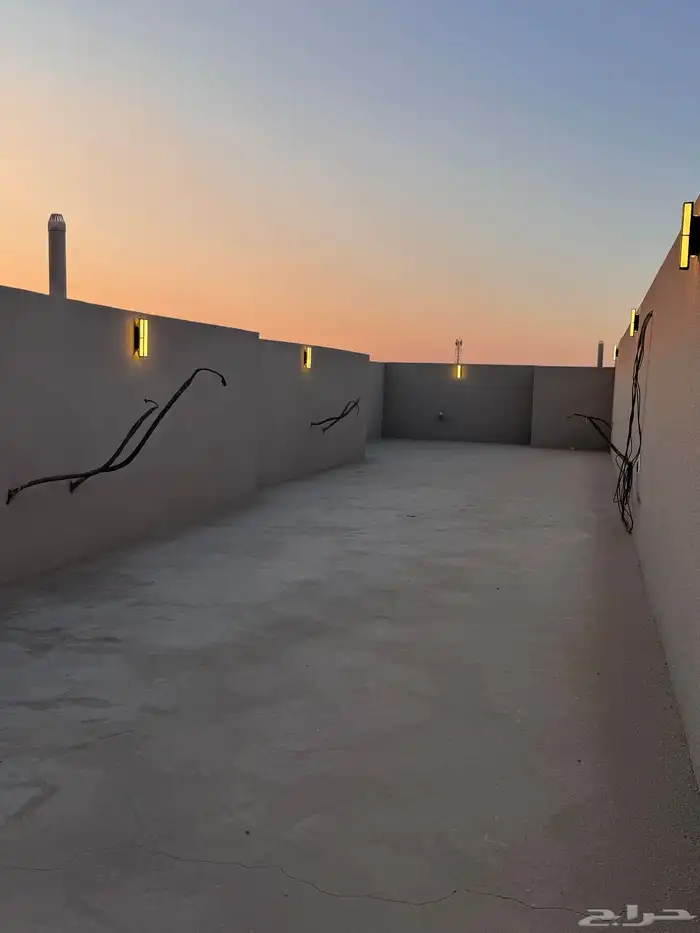 للبيع شقه 6 غرف vip مع سطح من 500 الف حى دره الموسى 22