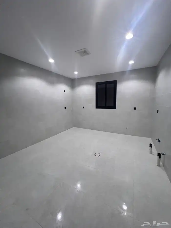 للبيع شقة ارضية فاخرة حي العزيزية احد رفيدة 8