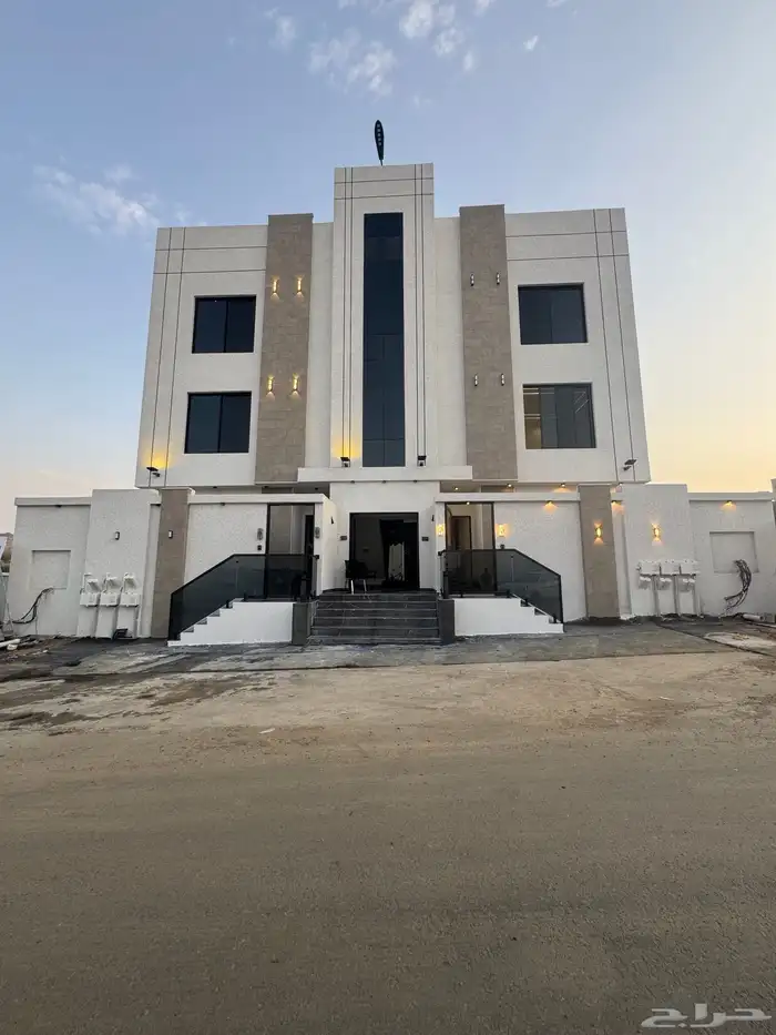 للبيع بمدينه أبها شقه تمليك علوي مع سطح خاص ومصعد شغال 0