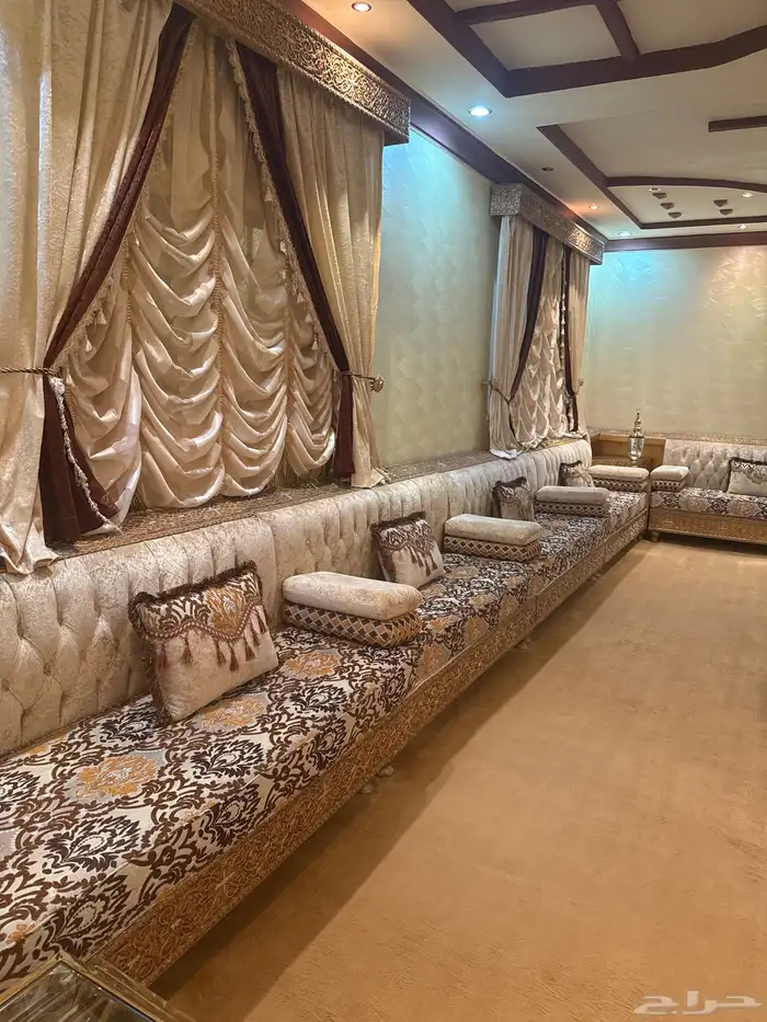 مجلس رجال للبيع جديد مع ثريات وطاولات 1