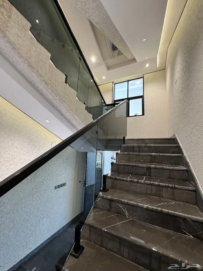 للبيع بمدينه أبها شقه تمليك علوي مع سطح خاص ومصعد شغال 3