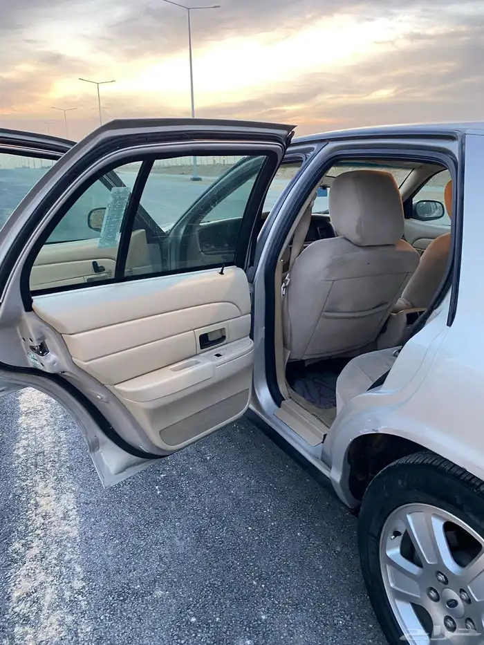 للبيع فورد فكتوريا 2011 نظيف 8