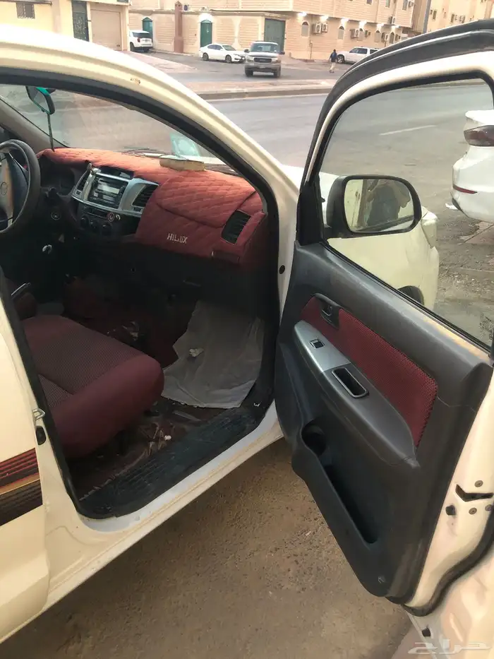 هايلوكس 2012 خليجي جديده منوة المستخدم ماشية 180 الف فقط 7