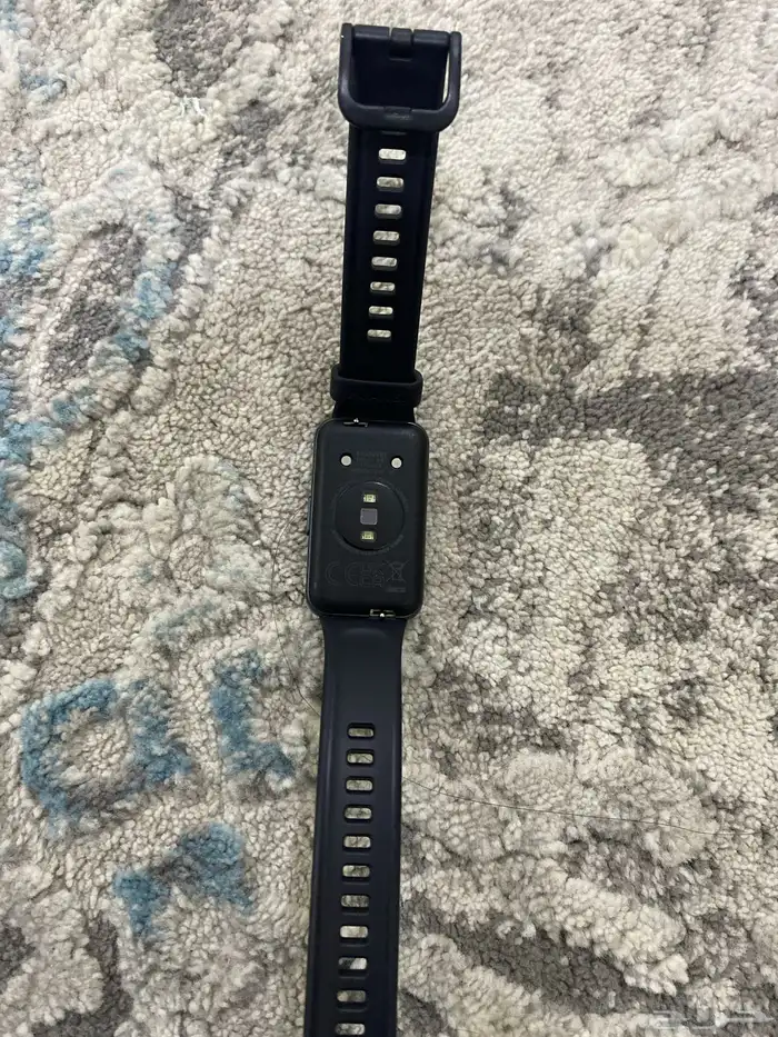 ساعه للبيع استخدام قليل جدا فيها خدش و يجي شاحنها معاها 2