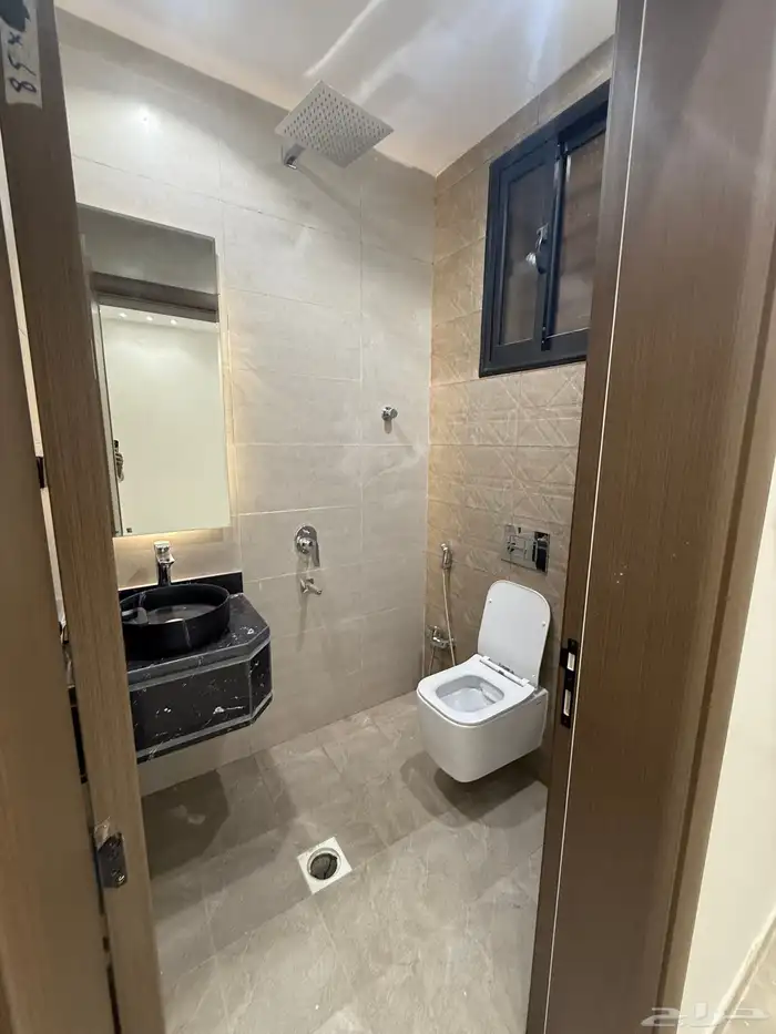 للبيع دور أرضي بحوش وشقق علويه بسطح مخطط الراجحي الضيافه 18