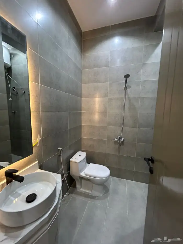 للبيع روف علوي بملحق مع مشب 8غرف 650الف 34