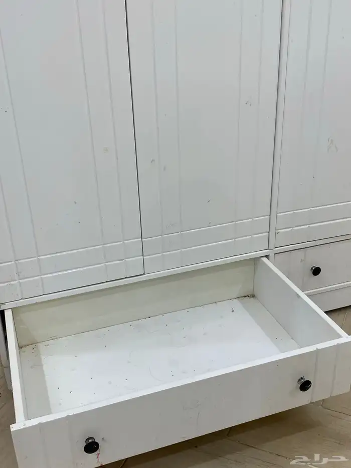 دولاب كبير كل دولاب فيه ثلاث رفوف ومساحه تخزين كبيره 1