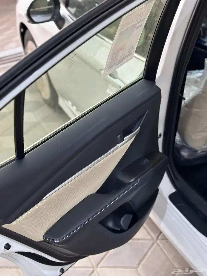 تويوتا كامري LE بنزين الوان ابيض موديل 2025 8