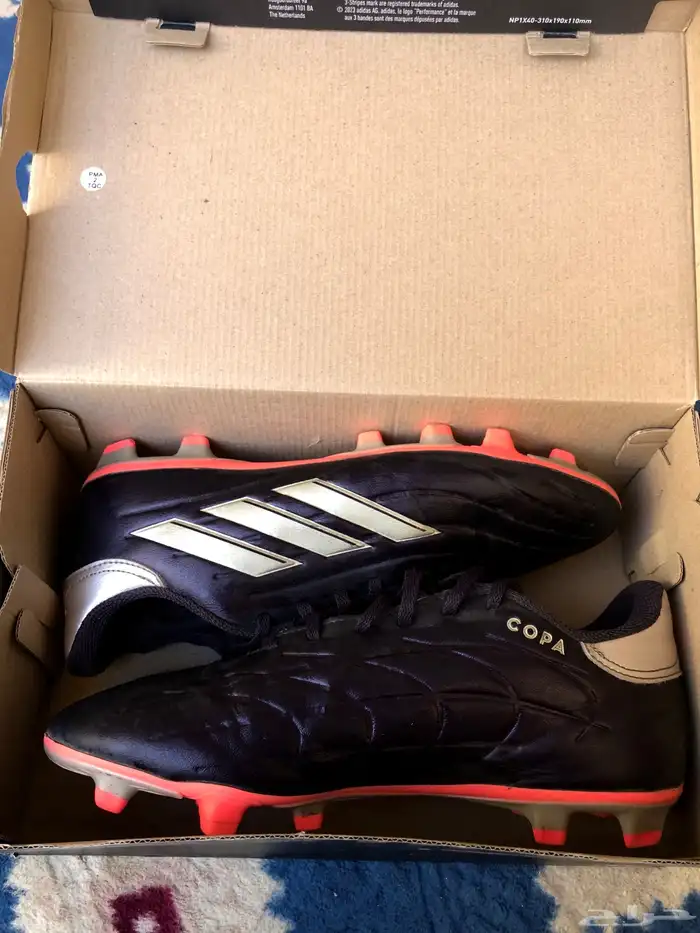 بوت كورة اديداس مقاس 43 3