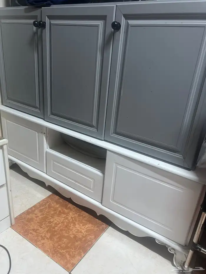 دلاب ملابس دلاب مطبخ صغير طاولة تلفزيون بيضاء و2 سرير 1