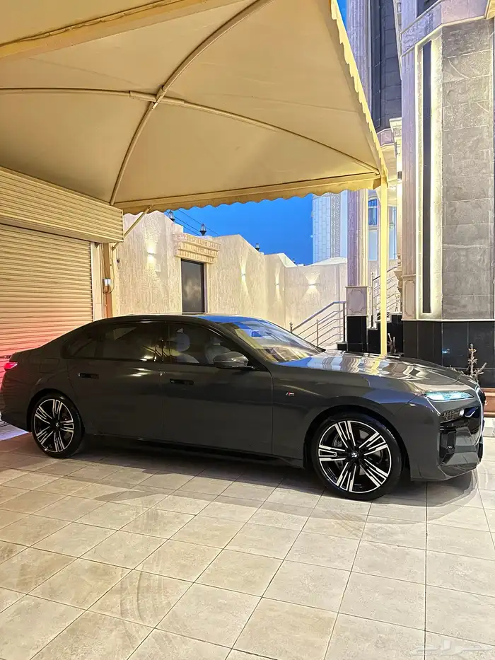 للبيع بي ام دبليو BMW 740i 2025 شبه جديدة 8