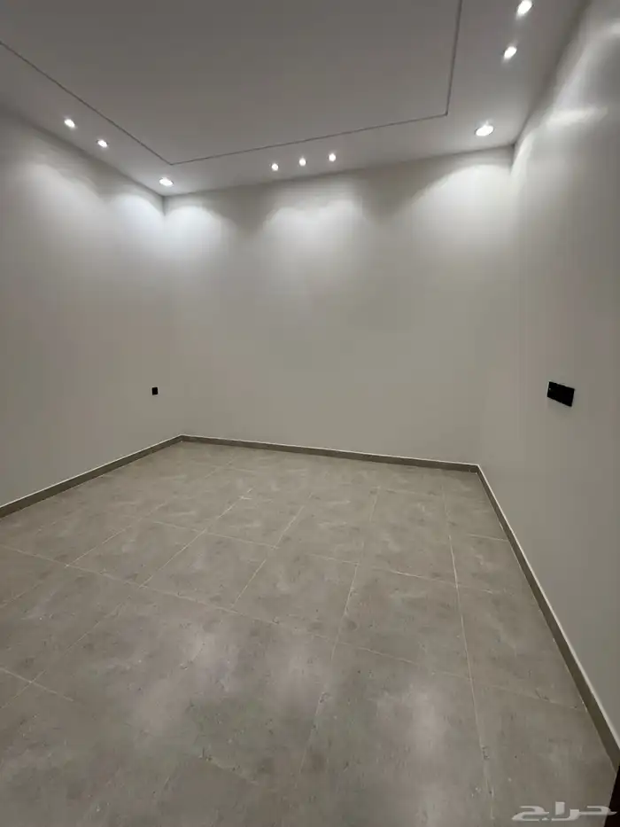 للبيع دور أرضي بحوش وشقق علويه بسطح مخطط الراجحي الضيافه 17