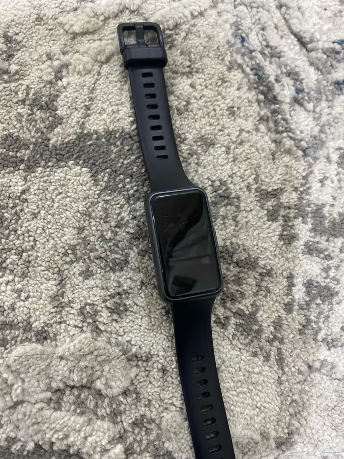 ساعه للبيع استخدام قليل جدا فيها خدش و يجي شاحنها معاها 0