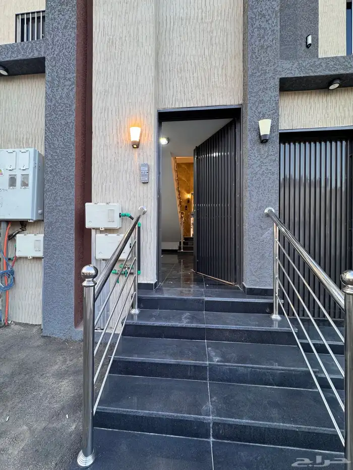 للبيع شقه 6 غرف vip مع سطح من 500 الف حى دره الموسى 3