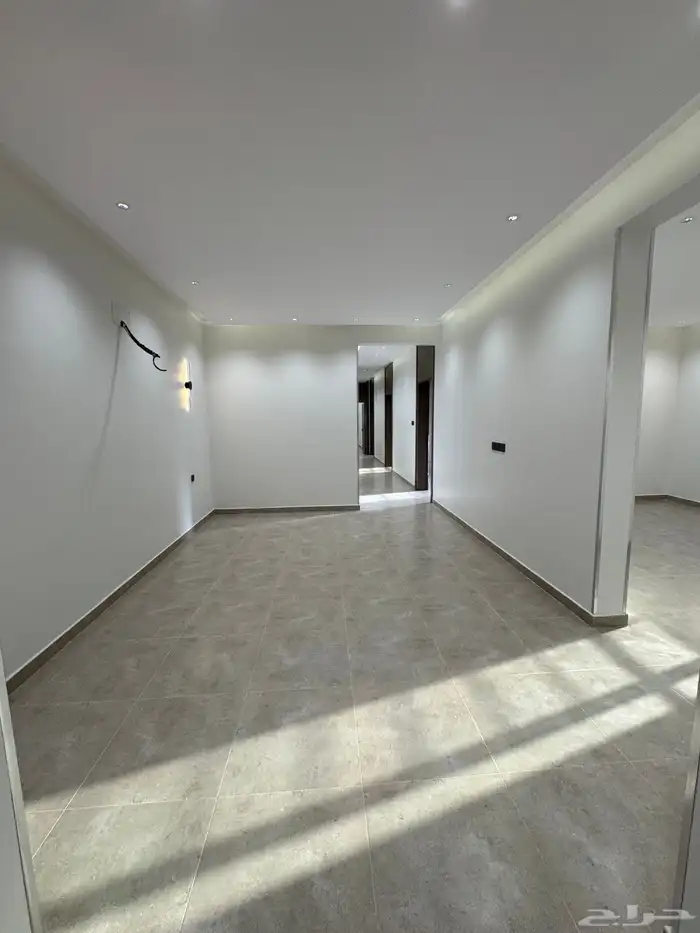 للبيع بمدينه أبها شقه تمليك علوي مع سطح خاص ومصعد شغال 11