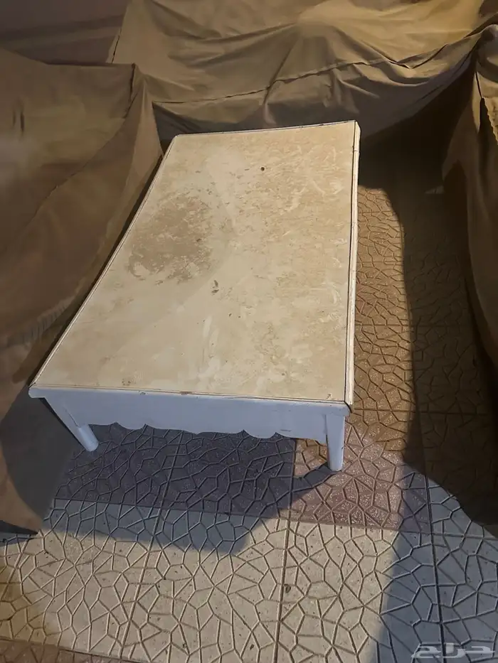 كنب وطاولة قديمه مجانا 5