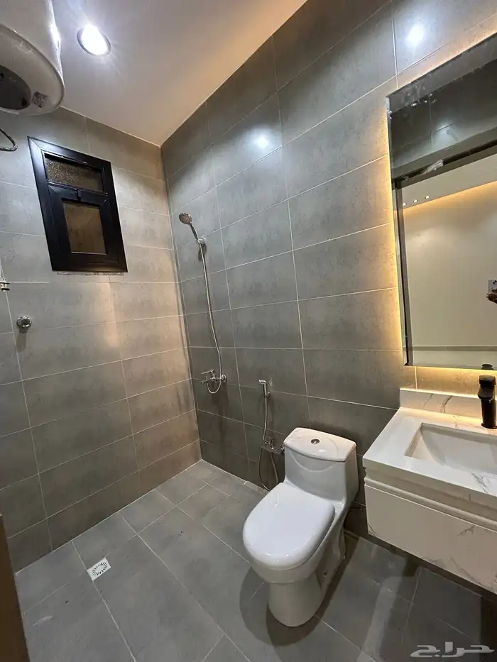 للبيع روف علوي بملحق مع مشب 8غرف 650الف 18