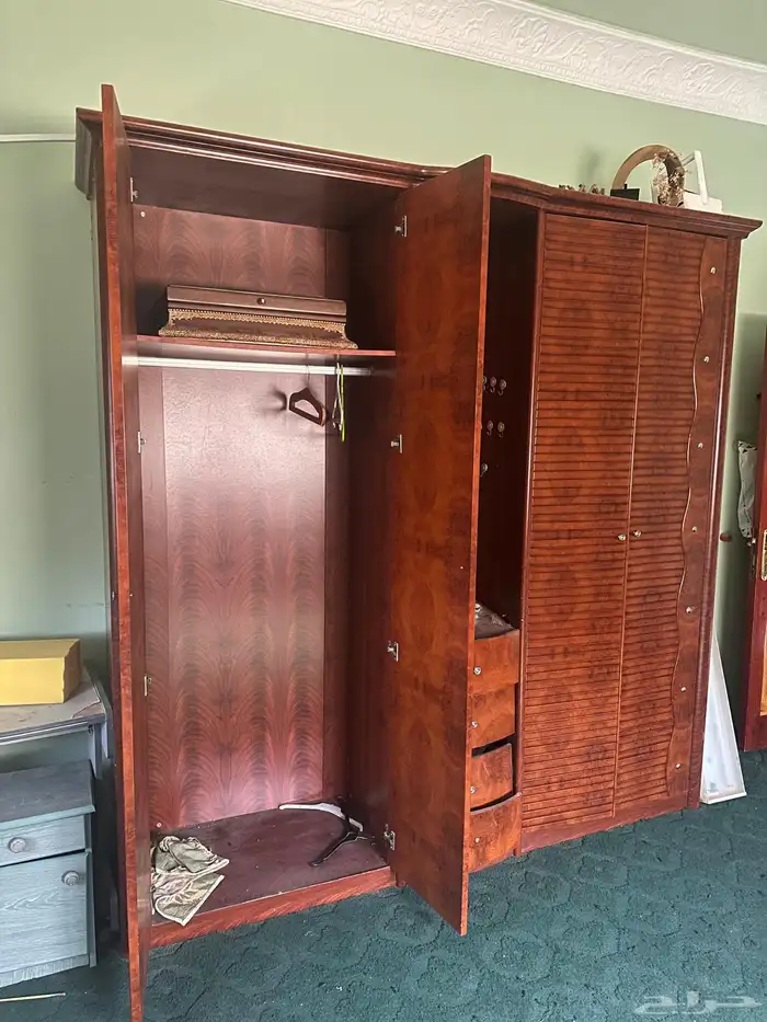 غرفة نوم مستخدمه بدون دولاب 1