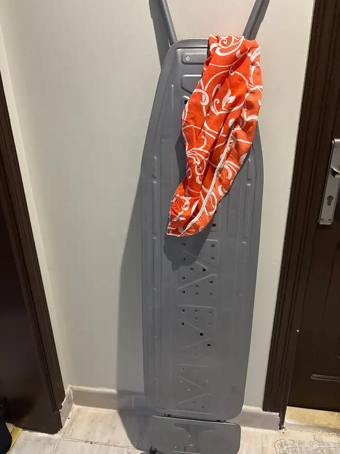 طاوله كاويه نظيفه مع غطاء لها 0