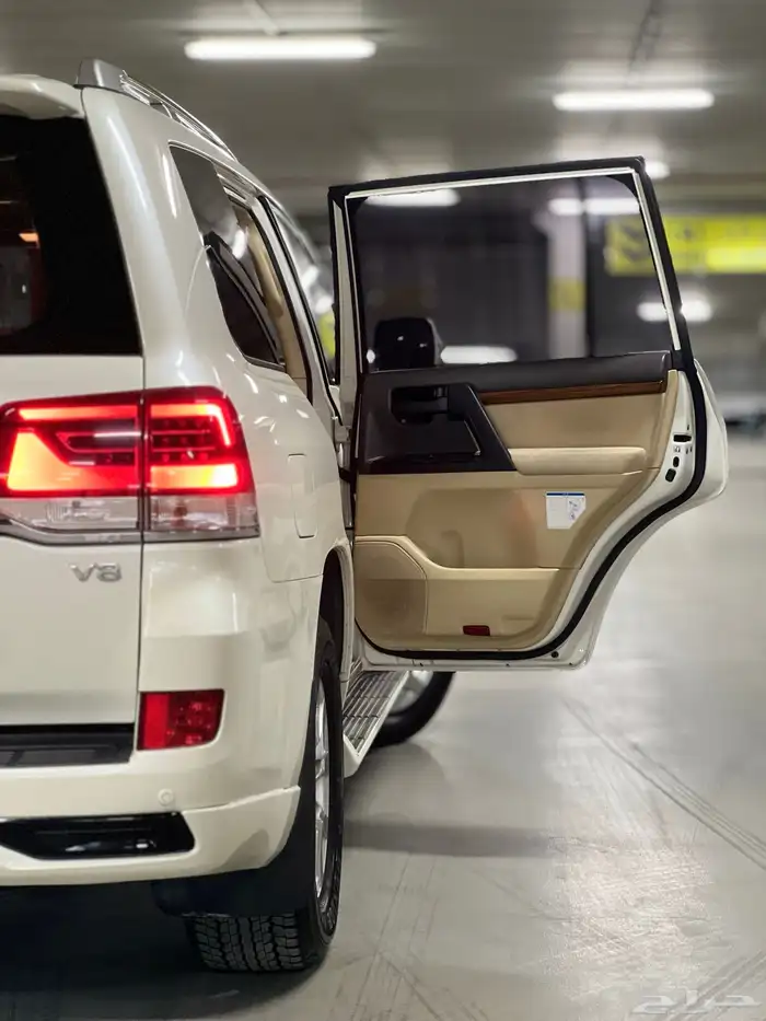 تويوتا لاندكروزر GXR 2017 مالك اول 35