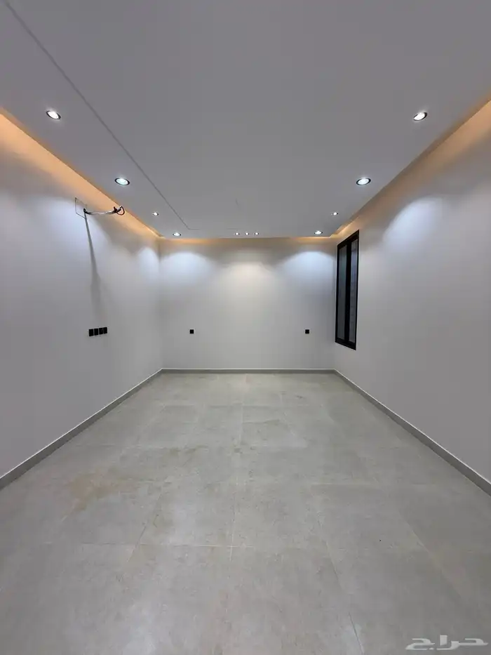 للبيع روف علوي بملحق تشطيب vip شمال حي الراقي 11