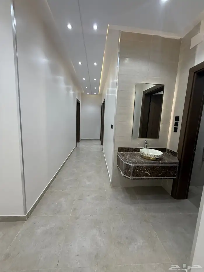 للبيع دور أرضي بحوش وشقق علويه بسطح مخطط الراجحي الضيافه 12