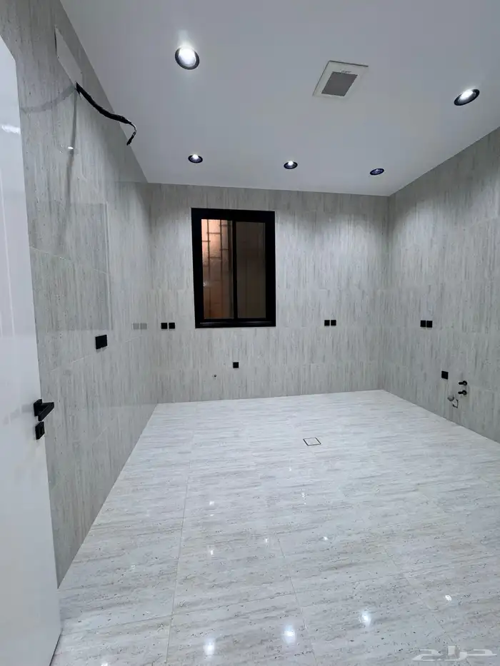 للبيع شقه 6 غرف vip مع سطح من 500 الف حى دره الموسى 11