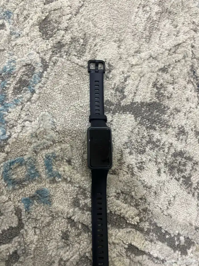 ساعه للبيع استخدام قليل جدا فيها خدش و يجي شاحنها معاها 3