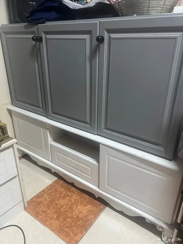 دلاب ملابس دلاب مطبخ صغير طاولة تلفزيون بيضاء و2 سرير 0