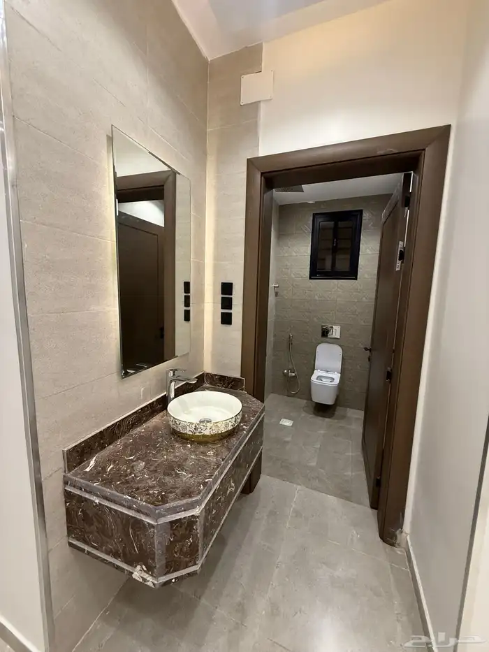 للبيع دور أرضي بحوش وشقق علويه بسطح مخطط الراجحي الضيافه 14