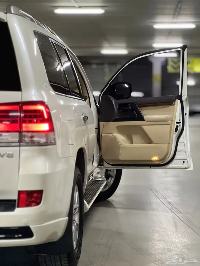 تويوتا لاندكروزر GXR 2017 مالك اول 38