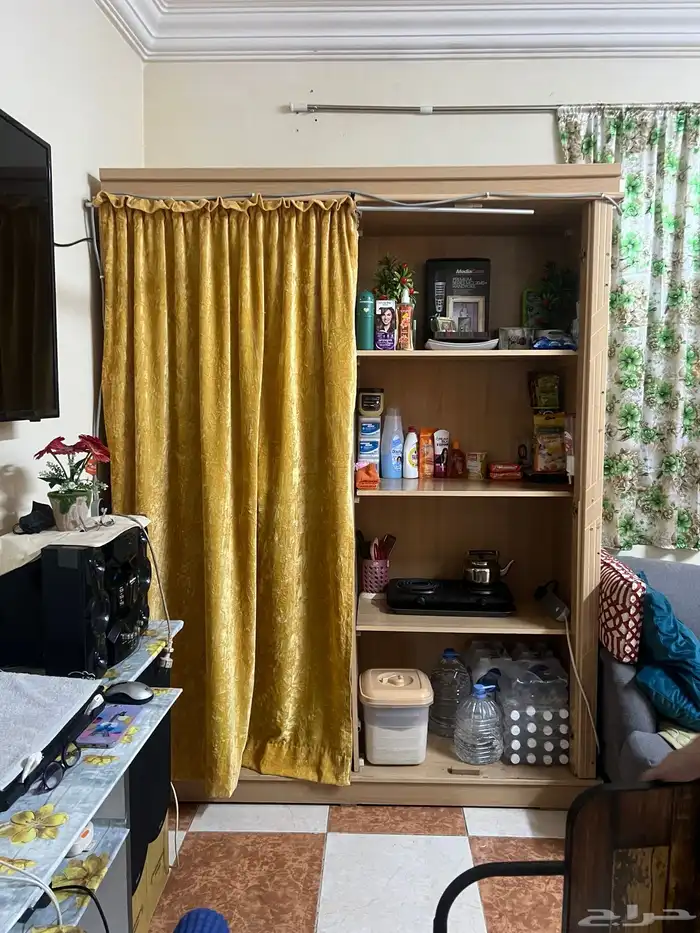 دلاب ملابس دلاب مطبخ صغير طاولة تلفزيون بيضاء و2 سرير 2