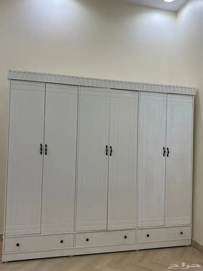 دولاب كبير كل دولاب فيه ثلاث رفوف ومساحه تخزين كبيره 0