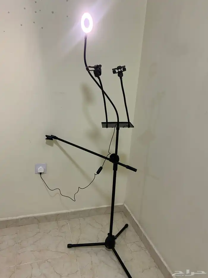 استاند اضاءة لتصوير مع مساكات للجوال مع ثلاث ألوان اضاءة 0