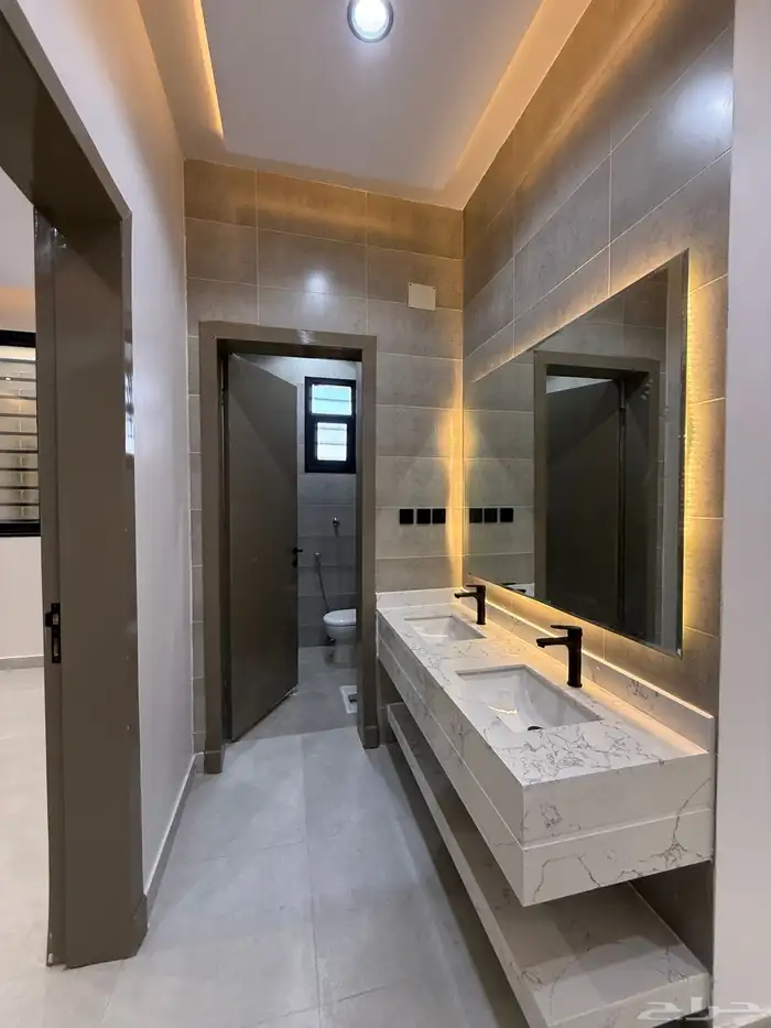 للبيع روف علوي بملحق تشطيب vip شمال حي الراقي 7