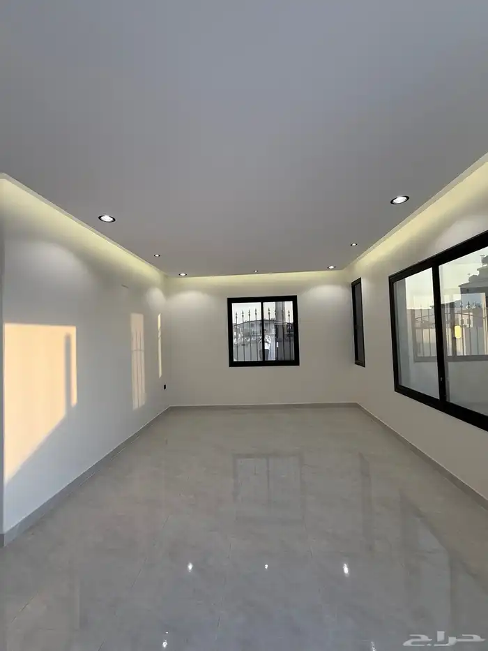 للبيع فيلا دورين وملحق بضيافه خارجيه شمال خميس مشيط 36