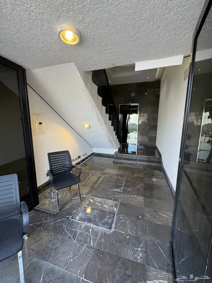 للبيع بمدينه أبها شقه تمليك علوي مع سطح خاص ومصعد شغال 2