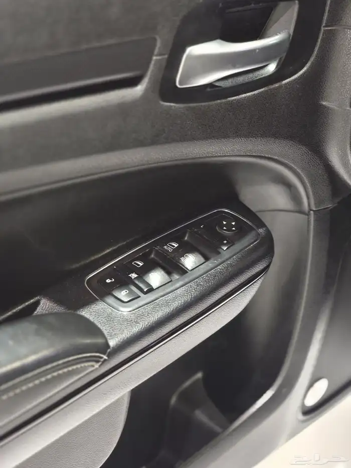 كرايزلر S300 موديل 2016 بحالة ممتازة 14