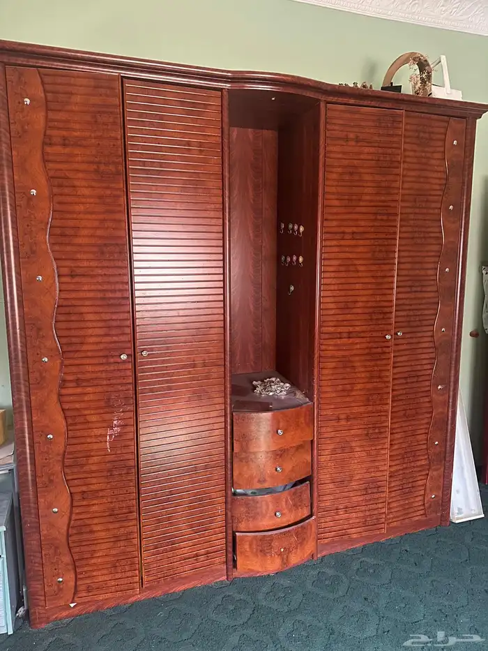 غرفة نوم مستخدمه بدون دولاب 0