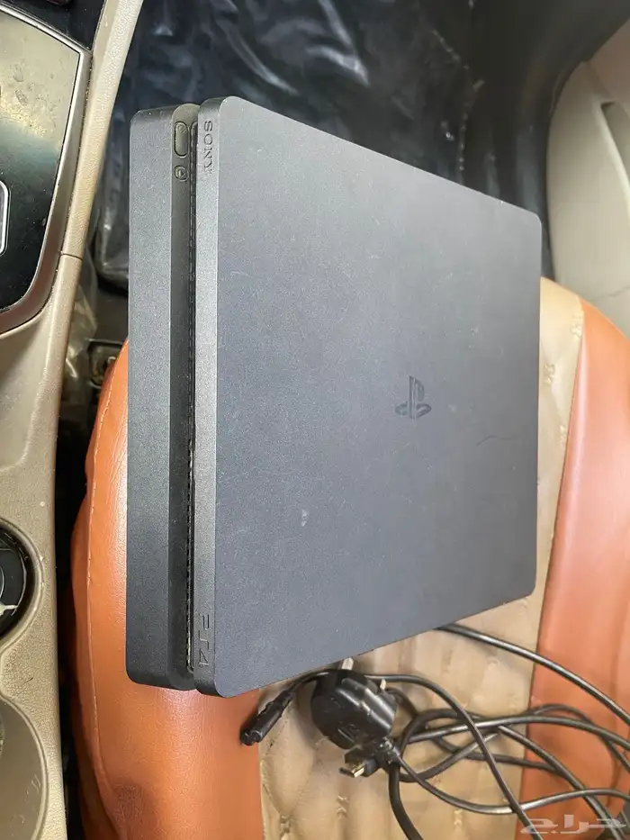 سوني 4 للبيع لا يعمل ما ادري ايش يحتاج معه يد 1