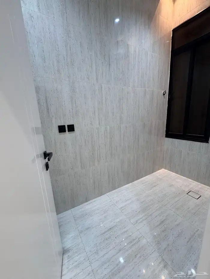 للبيع شقه 6 غرف vip مع سطح من 500 الف حى دره الموسى 12