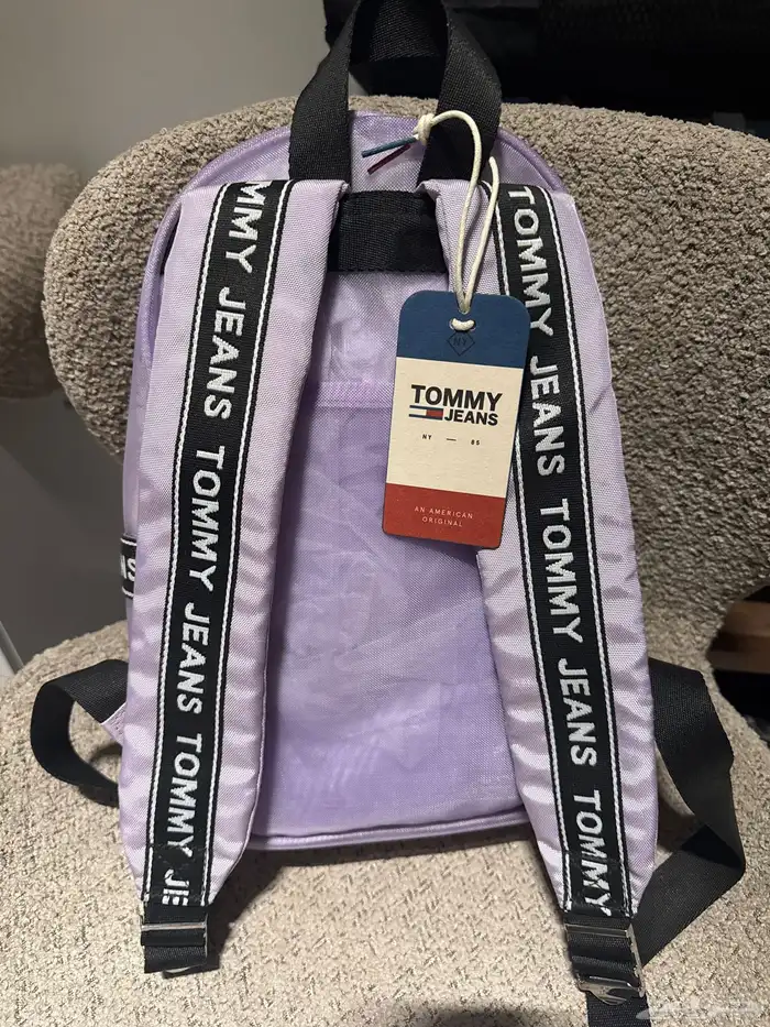 شنطة تومي اصليه وجديدة بالتاق حقها (شفافه) 2
