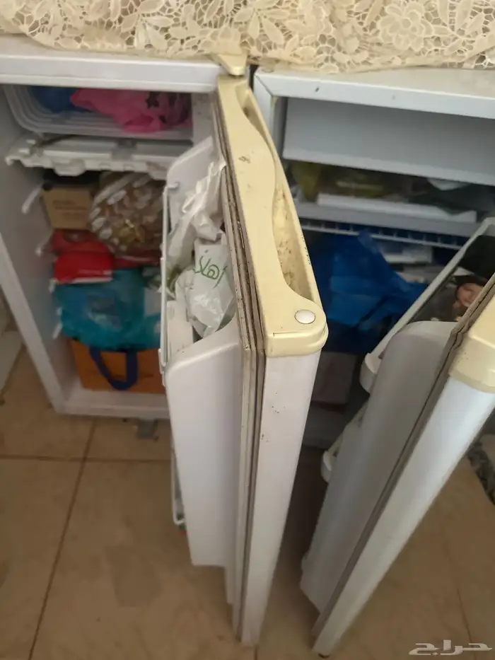 ثلاجتين للبيع الي تشتغل سعرها 250 والي ماتشتغل سعرها 150 2