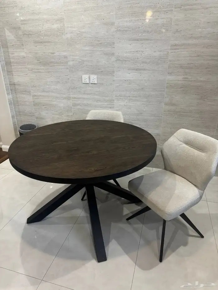 طاولة طعام خشبية من هوم سنتر مع (2) كرسي 2