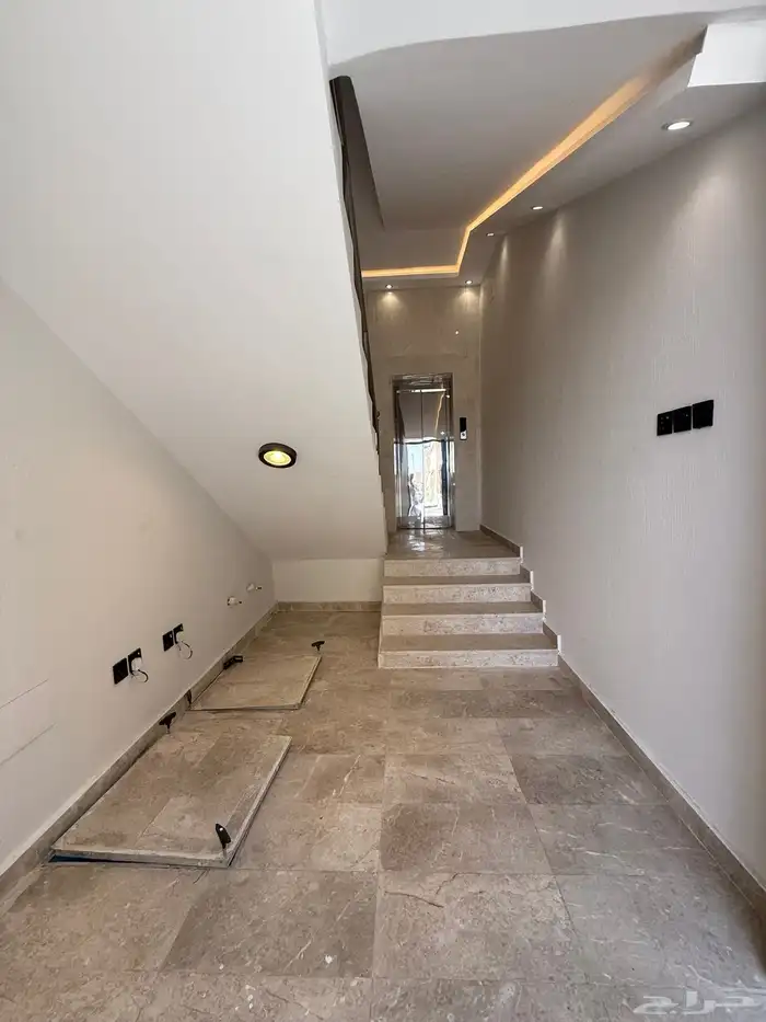 للبيع دور أرضي بحوش وشقق علويه بسطح مخطط الراجحي الضيافه 20