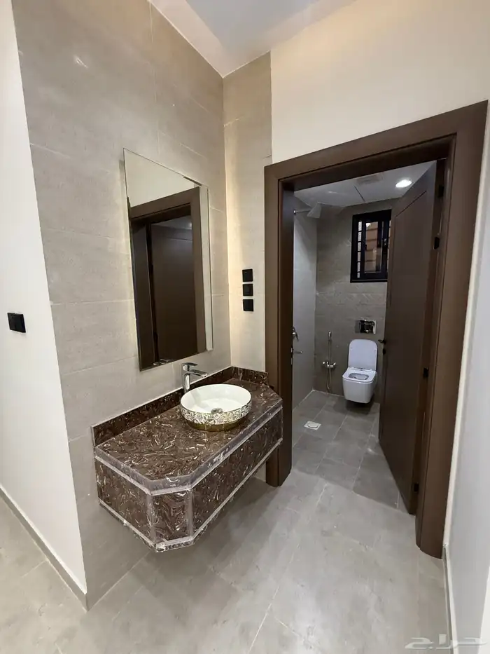 للبيع دور أرضي بحوش وشقق علويه بسطح مخطط الراجحي الضيافه 26