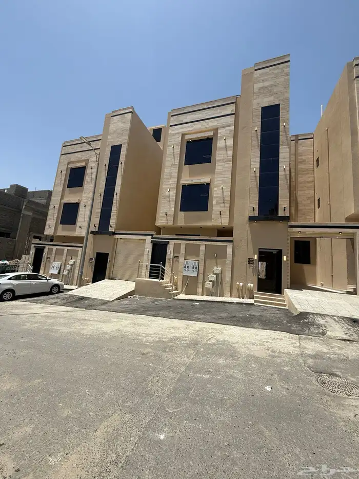 للبيع دور أرضي بحوش وشقق علويه بسطح مخطط الراجحي الضيافه 1