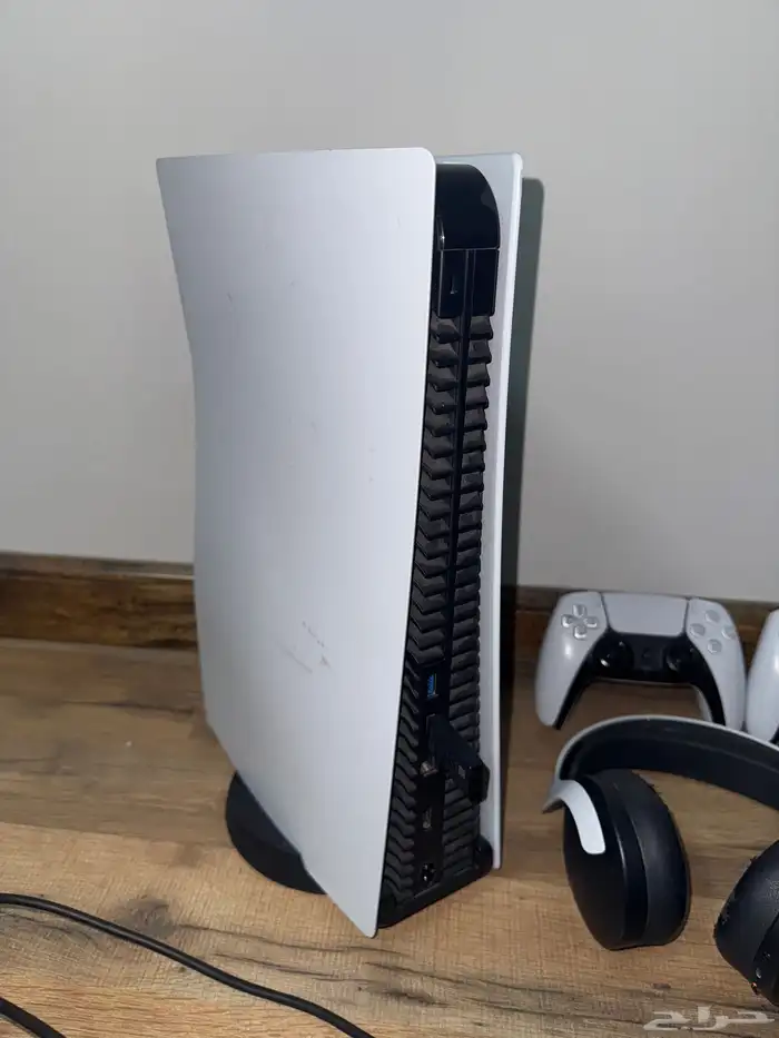 سوني فايف حالة السوني جيد جدا  مع اليدتين و السماعه 2