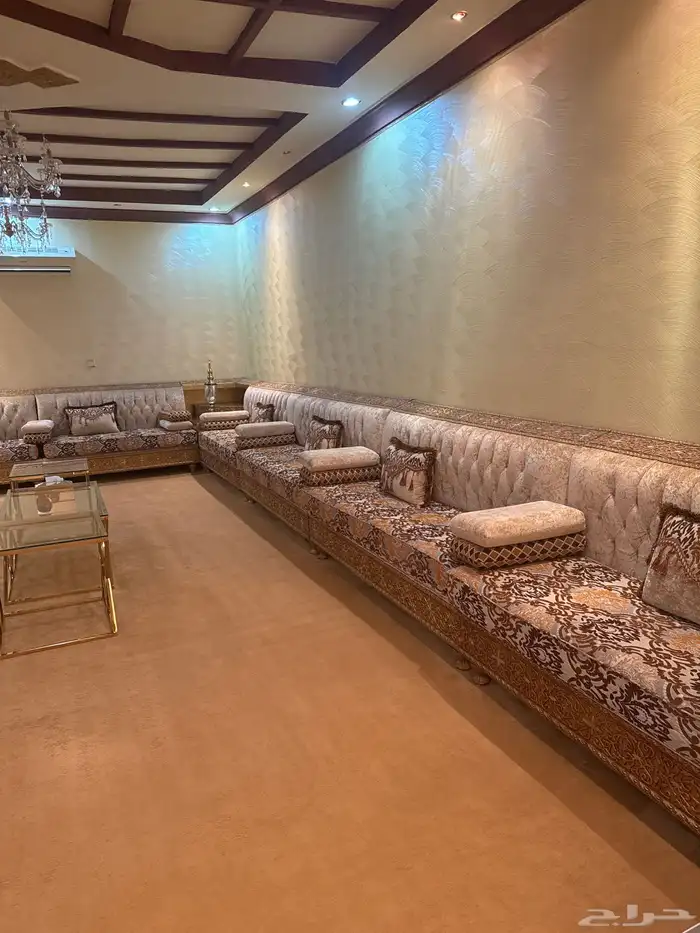 مجلس رجال للبيع جديد مع ثريات وطاولات 2